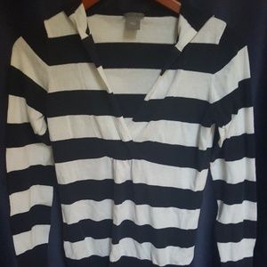 ANN TAYLOR SIZE SMALL BLACK AND WHITE HOODED TOP